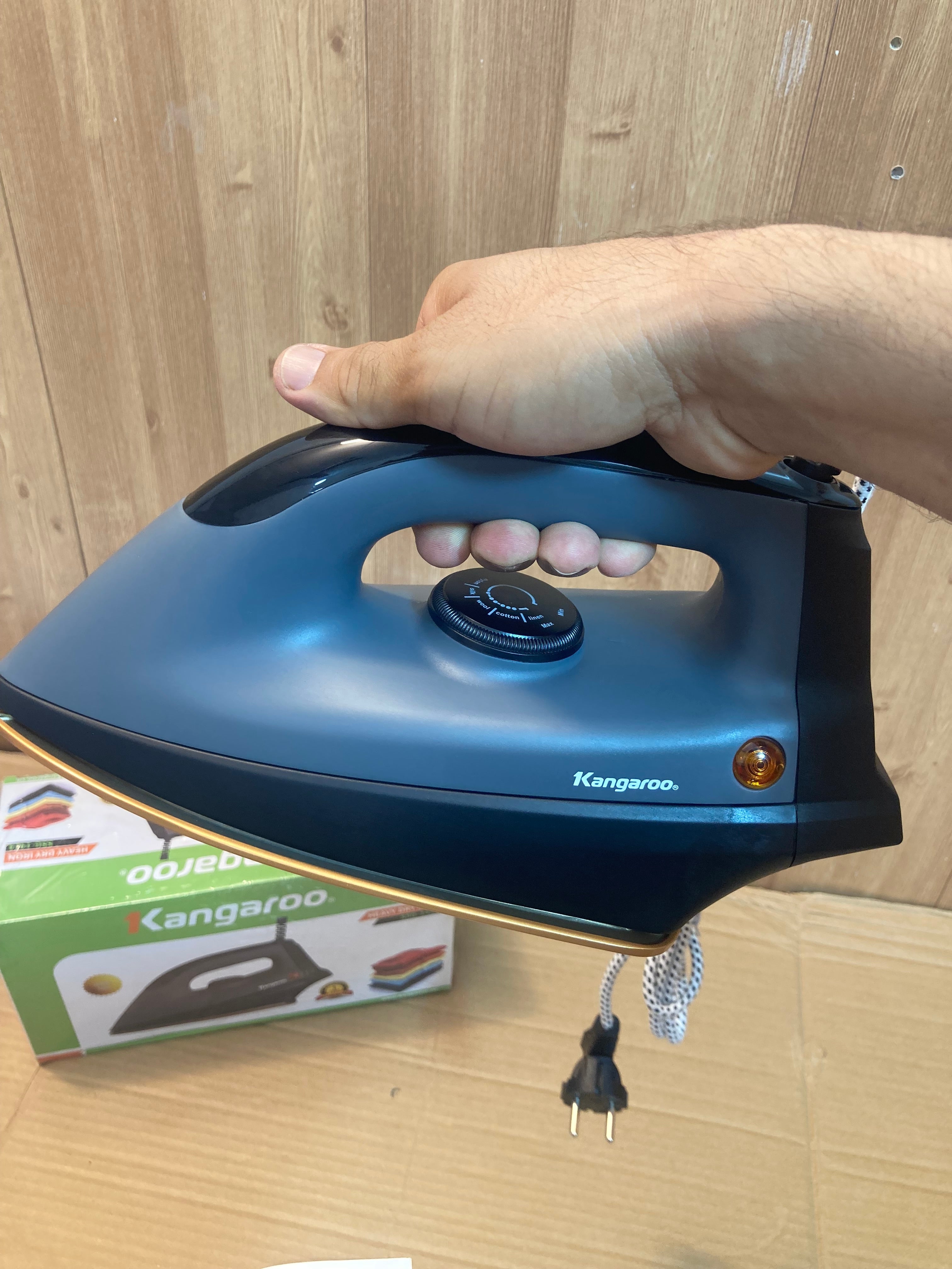 Kangaroo Ceramic Coated Soleplate Automatic Dry Iron 1200W