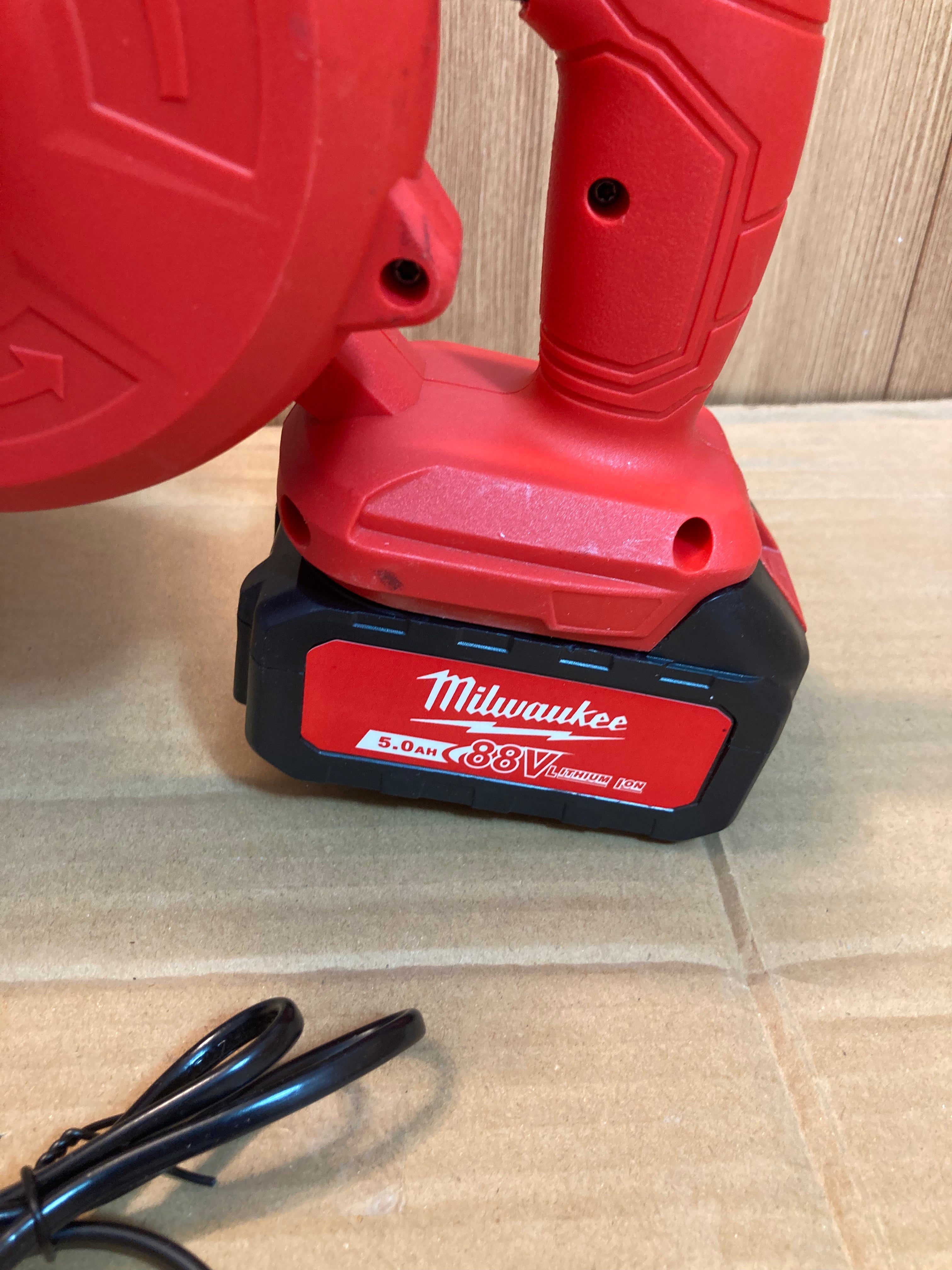Lot Imported Milwaukee 2-in-1 Air Blower & Vacuum Cleaner With 88V Double Batteries