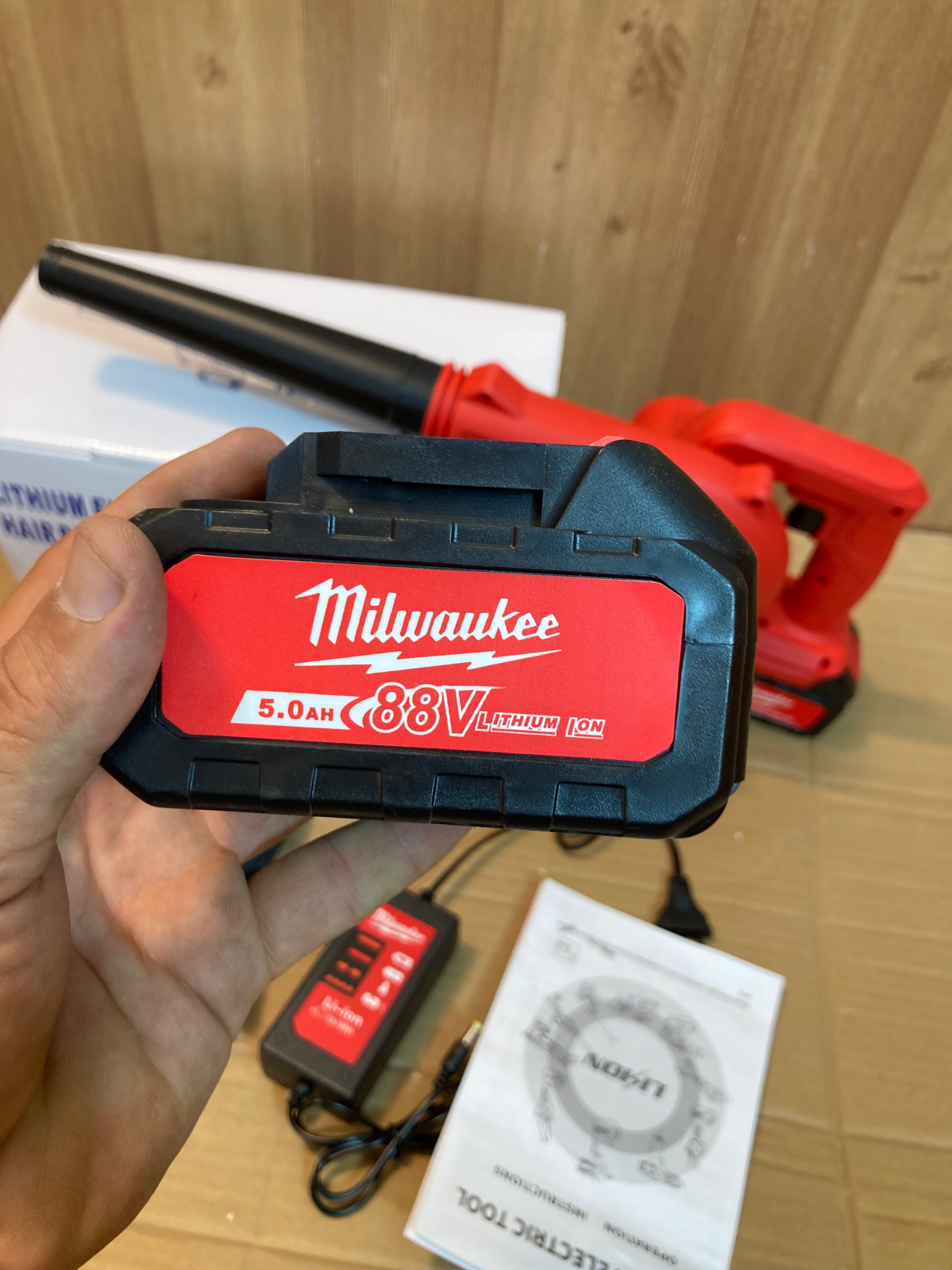 Lot Imported Milwaukee 2-in-1 Air Blower & Vacuum Cleaner With 88V Double Batteries