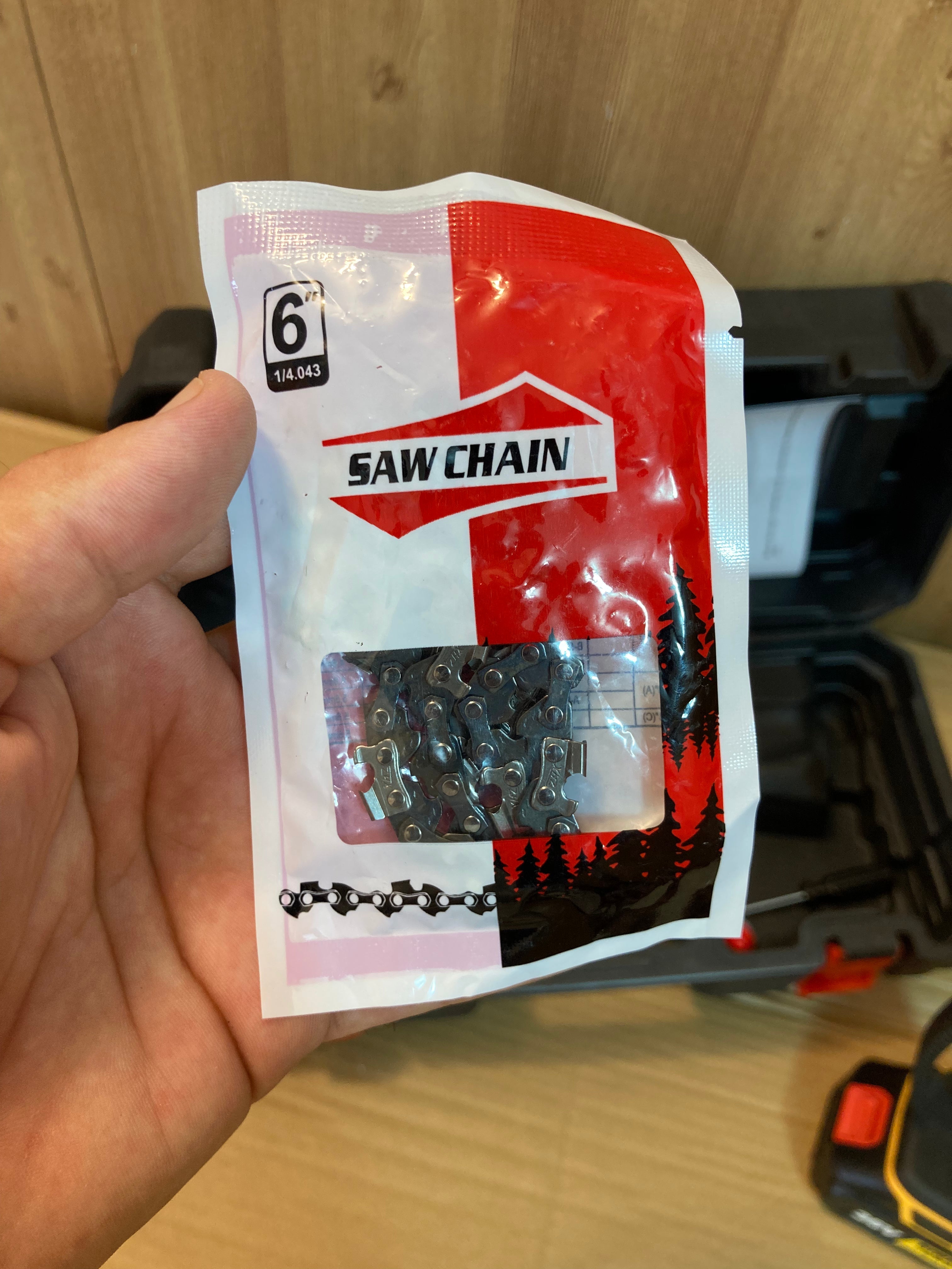 DeWALT Rechargeable Chainsaw with 36V Double Batteries