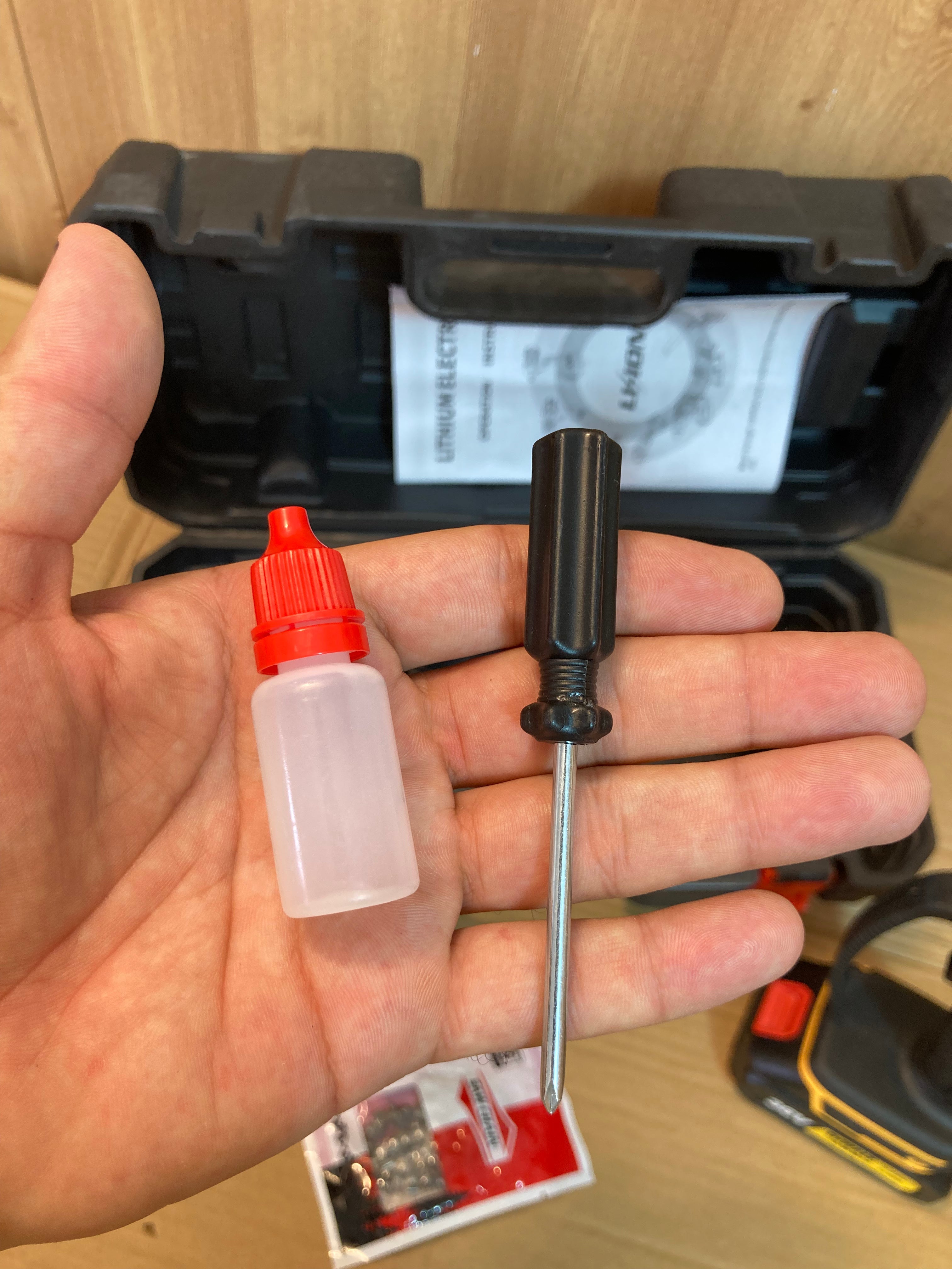 DeWALT Rechargeable Chainsaw with 36V Double Batteries