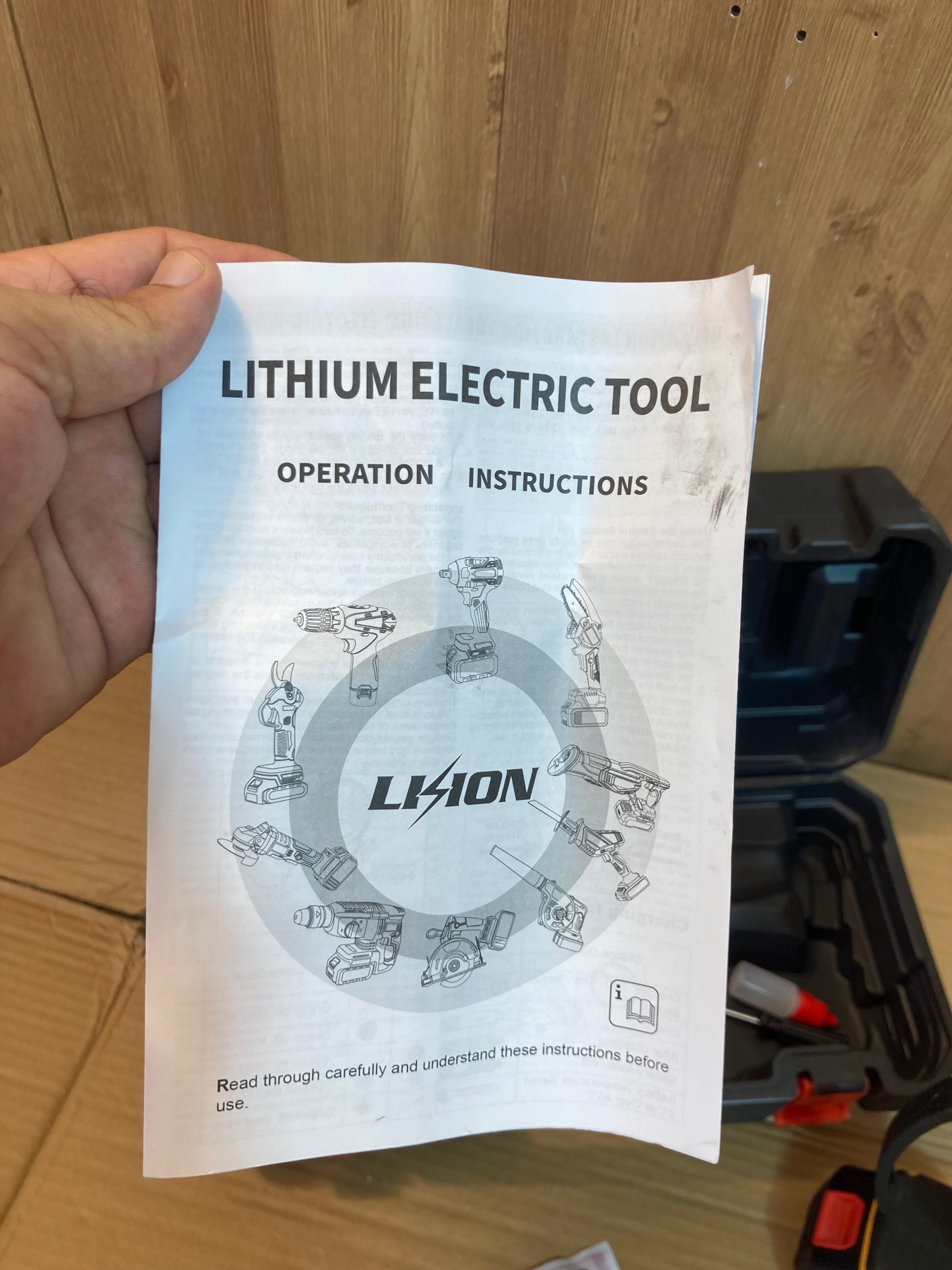 DeWALT Rechargeable Chainsaw with 36V Double Batteries
